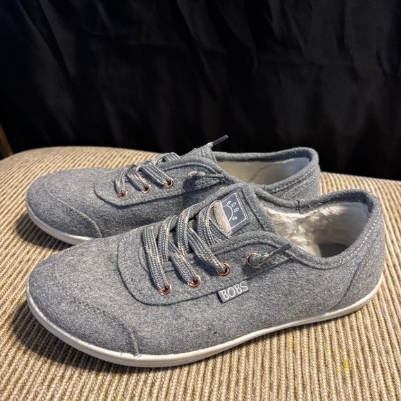 BOBS- Skechers Women's Camp Cuddle Sneaker
Size 7.5 - Picture 3 of 8